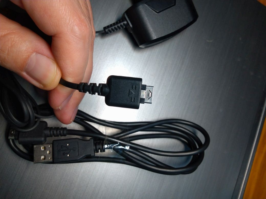 Ładowarka LG + kabel usb 5.1V 700mA