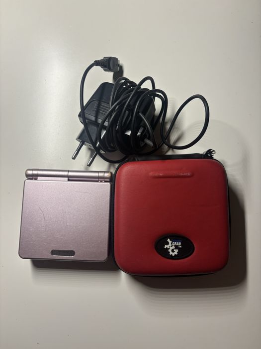 Gameboy Advance SP (różowy) + ladowarka + etui
