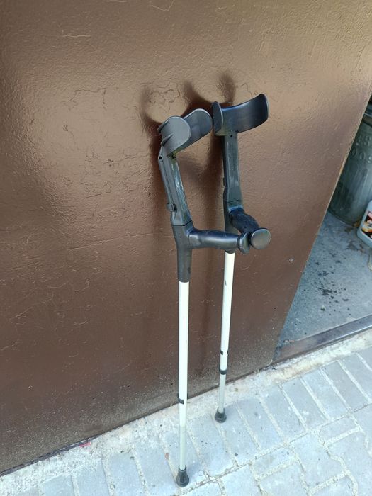 Kule ortopedyczne dostępne różne kolory regulacja wysokości 145-195 cm