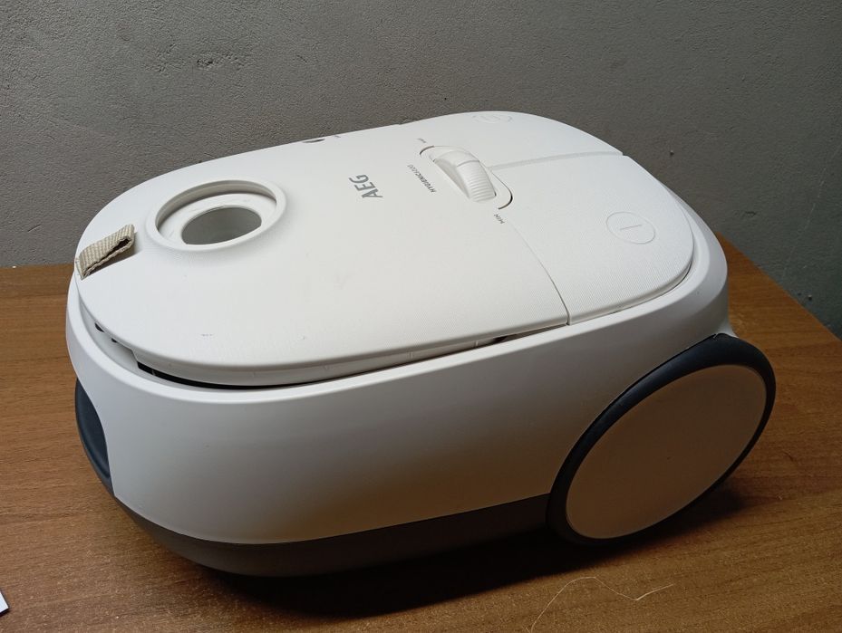 Пылесос мешковый AEG пилосос