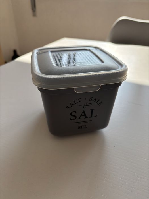 Saleiro cizento plástico
