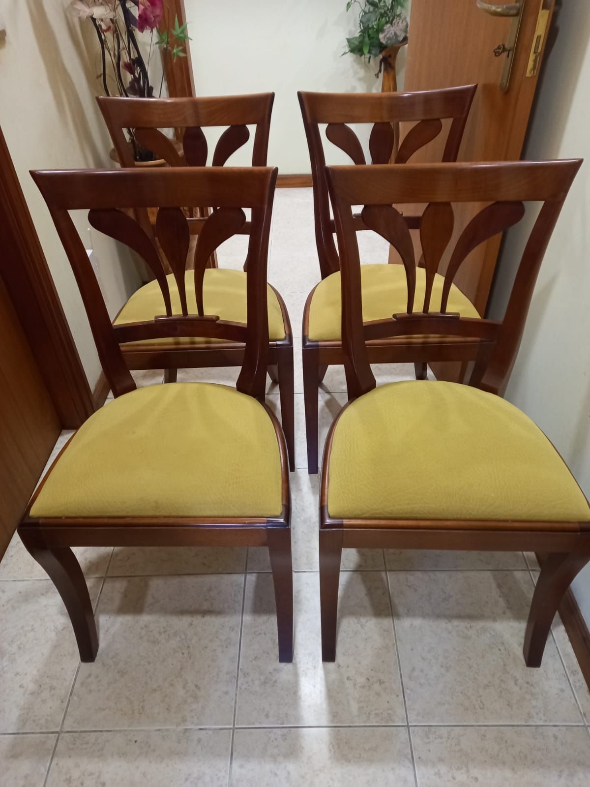 Conjunto mesa e cadeiras em madeira de cerejeira