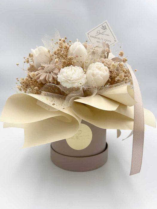 Flowerbox M "Harmonia" beżowo-złoty ze świec sojowych ręcznie robiony
