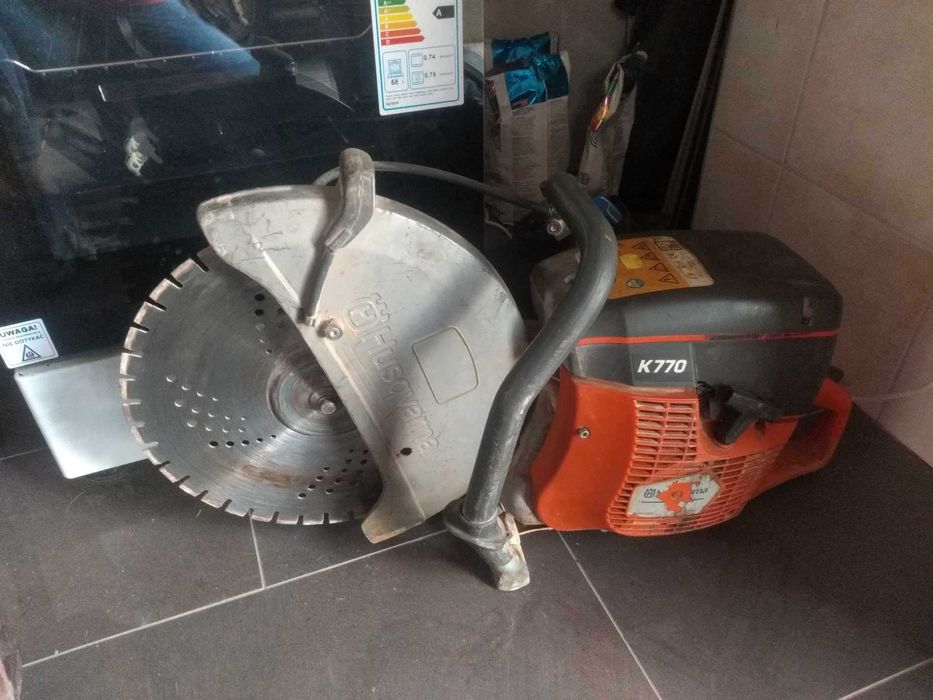 Piła Husqvarna do cięcia kostki brukowej, betonu