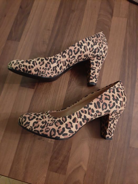 Pantera - buty damskie na obcasie z ekozamszu rozm.40 nienoszone