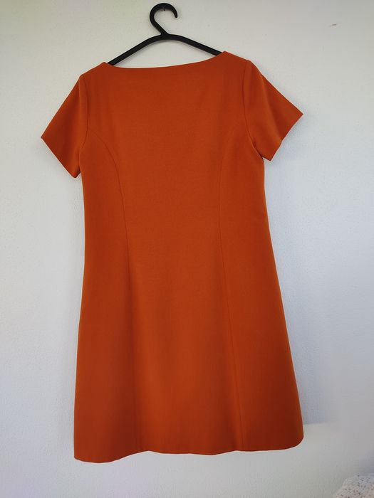 Vestido laranja, Globe