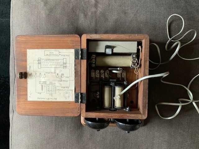 Telefone antigo (anos 30/40) a funcionar.