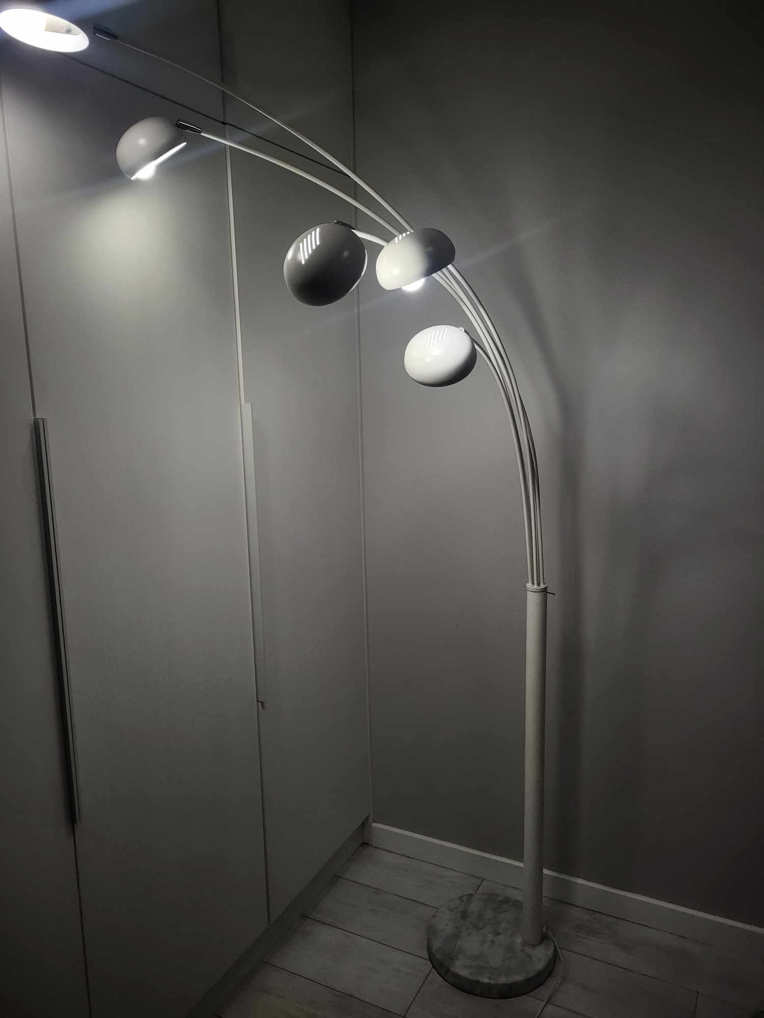 Lampa stojąca. 5 punktów światła. Biała.
