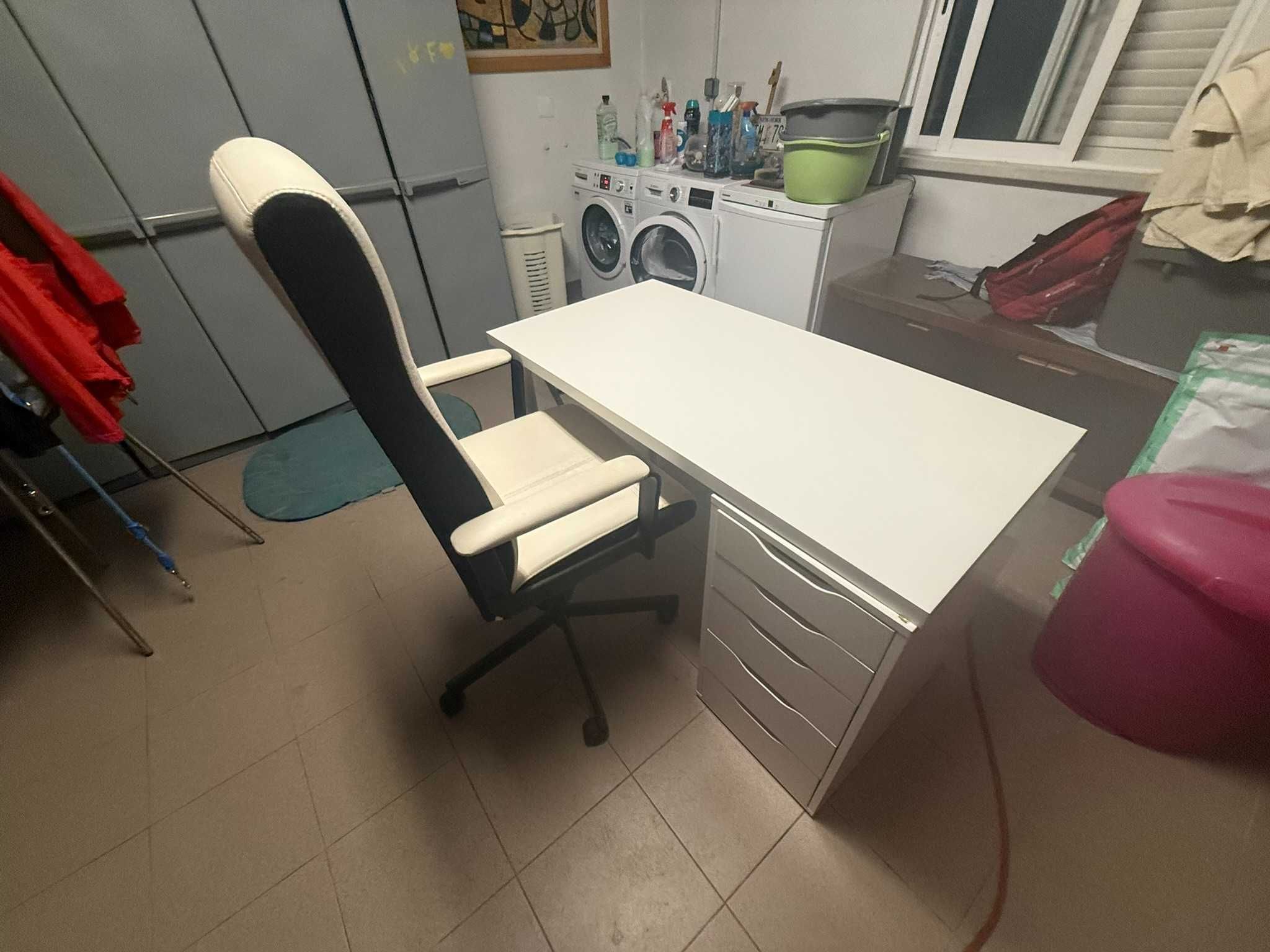 Secretária e Cadeira de Escritório IKEA (conjunto)