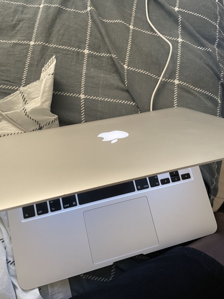 Mac book pro em otimas condicoes estou em lisboa lumiar