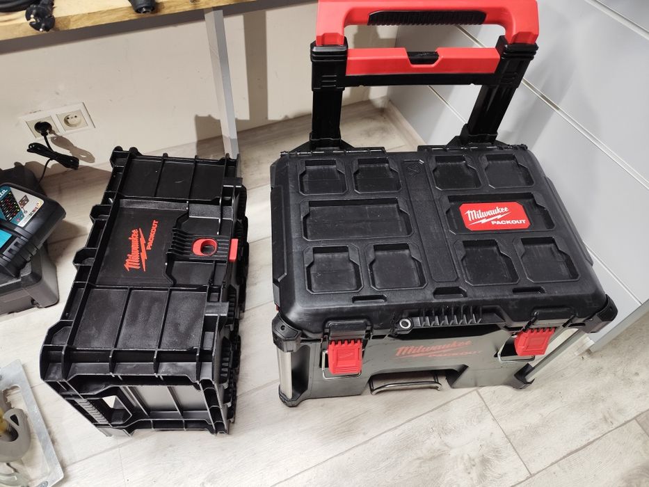 Milwaukee PACKOUT ящик на колесах для інструментів Мілвоке