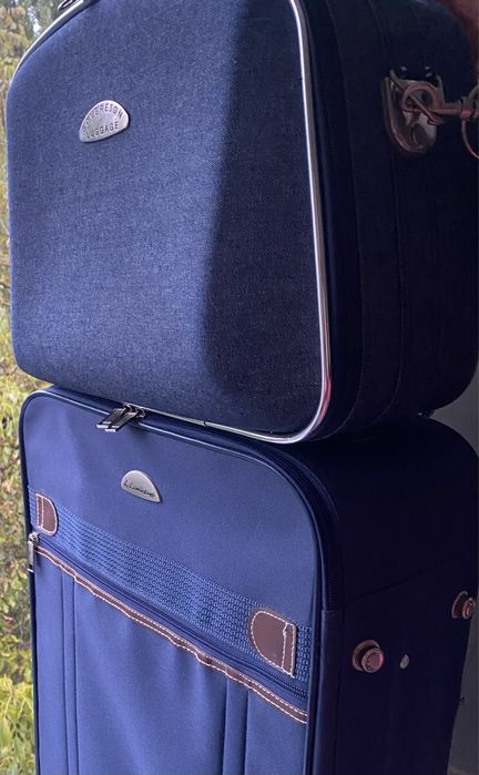 Чемодан на колесиках синий классика