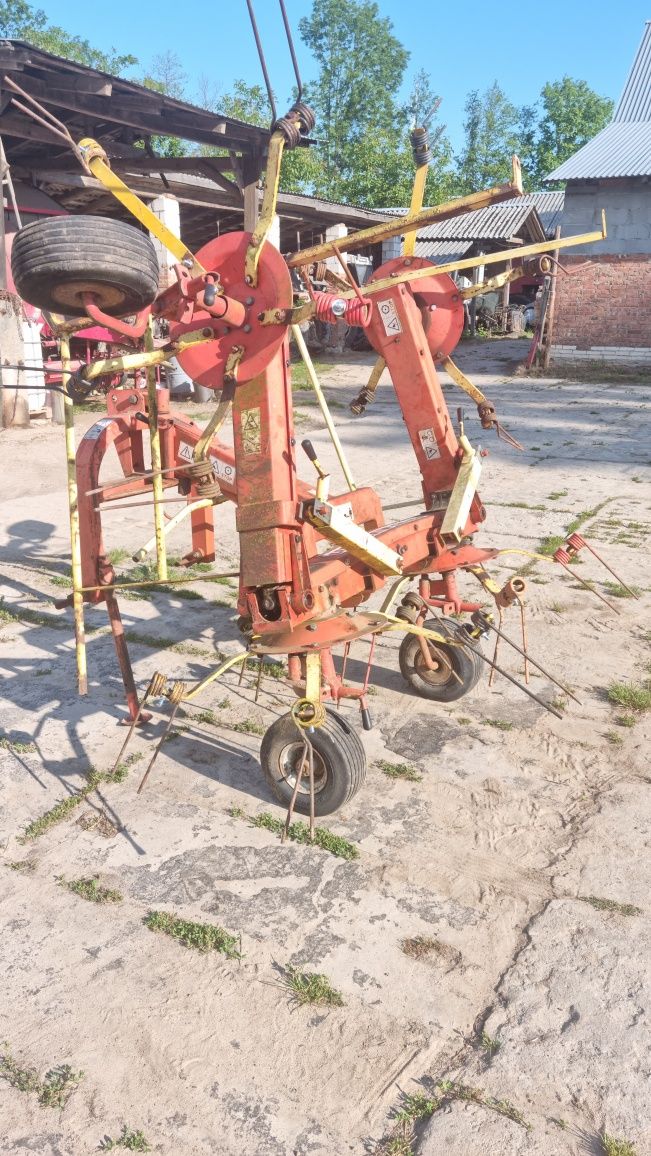 Przetrząsarka do siana przewracarka Unifarm 440 Claas