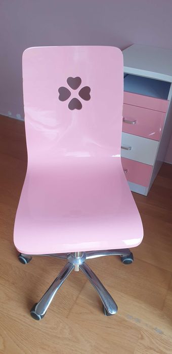 Meble dla dziewczynki biało - różowe  komplet  8 elementów w serca