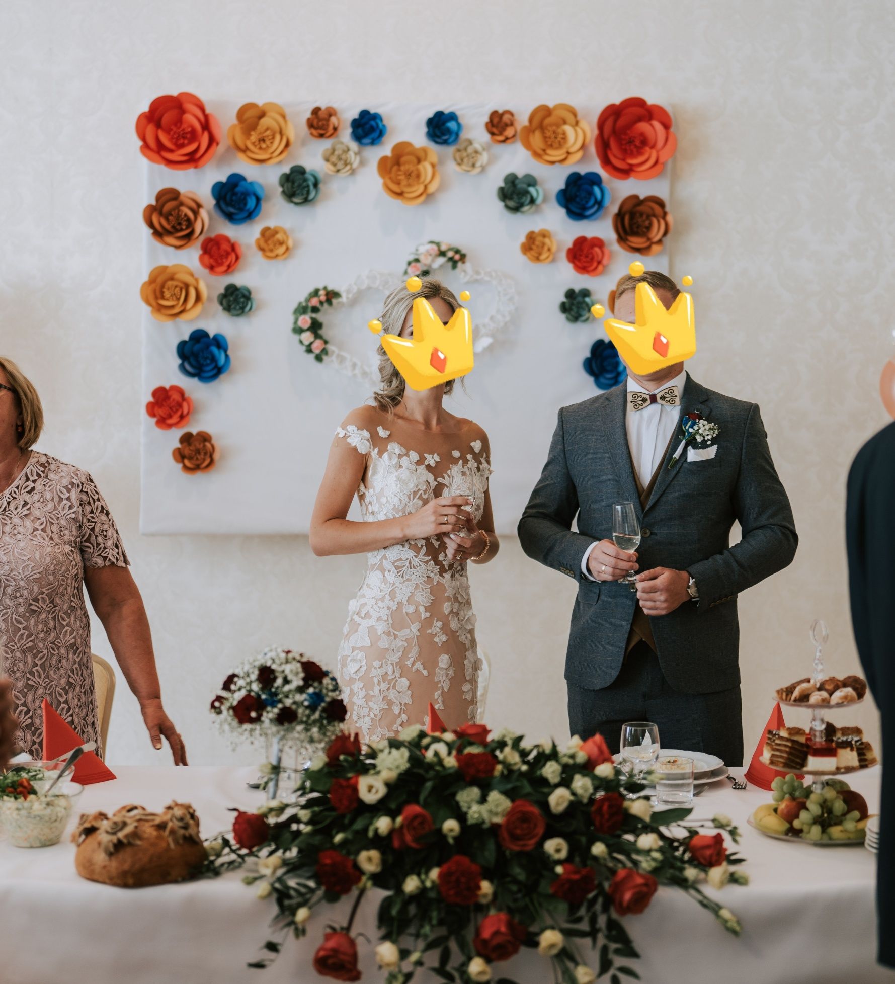 Ozdoba kwiaty chanel 3D ścianka za Parą Młodą ślub wesele