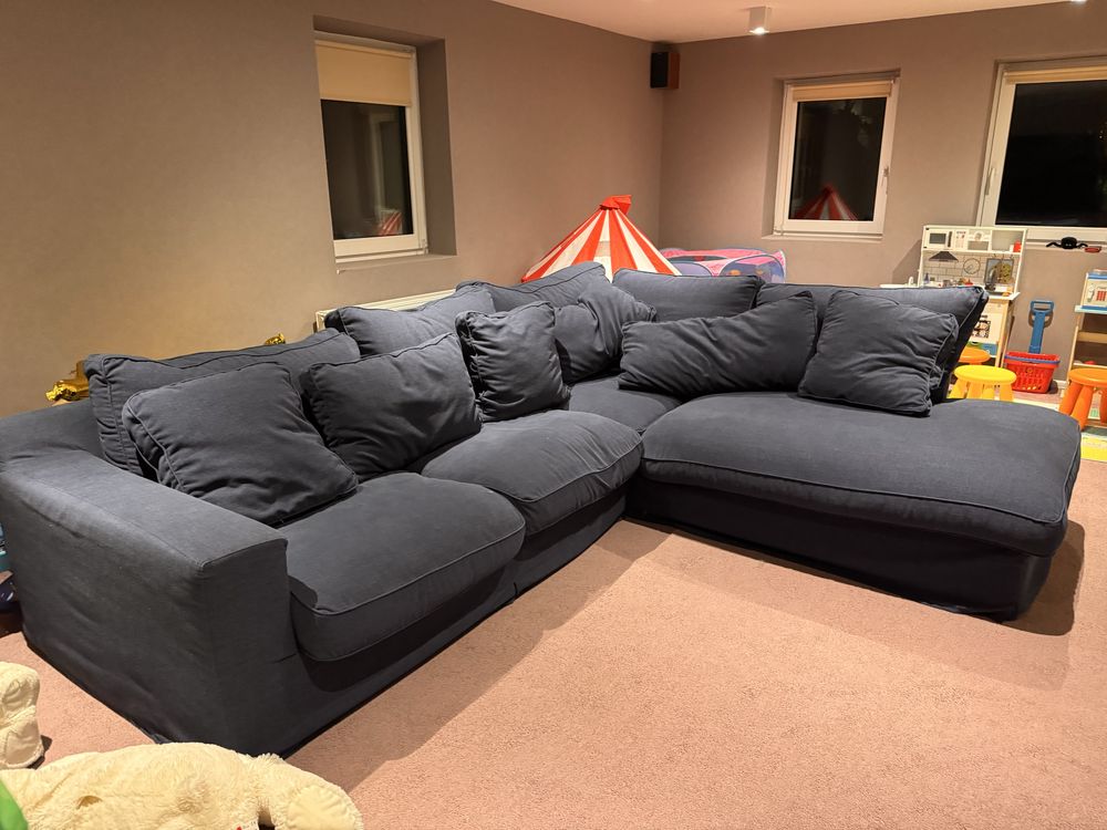 Designerska i praktyczna sofa z materacem z MoMaStudio
