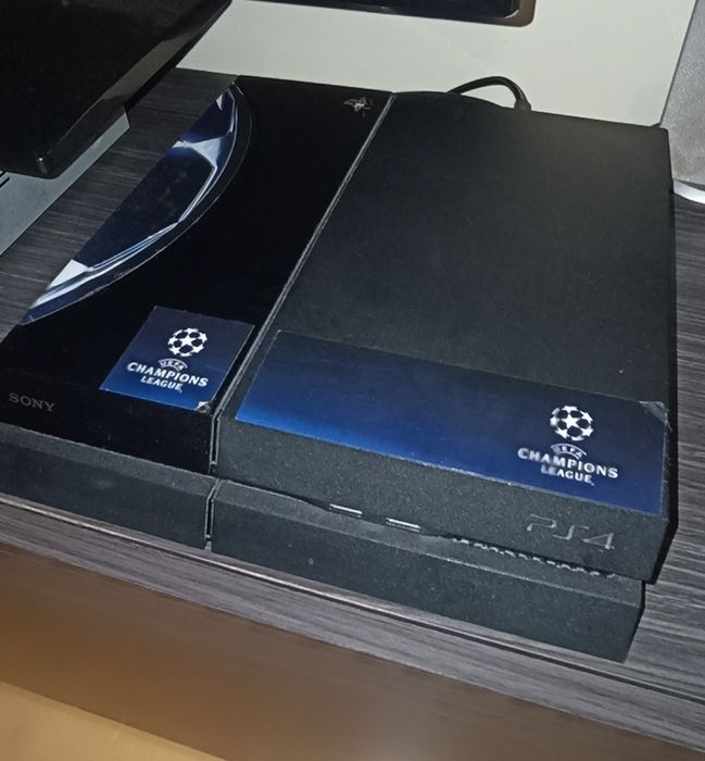 PS4 excelente oportunidade com 2 comandos e vários jogos