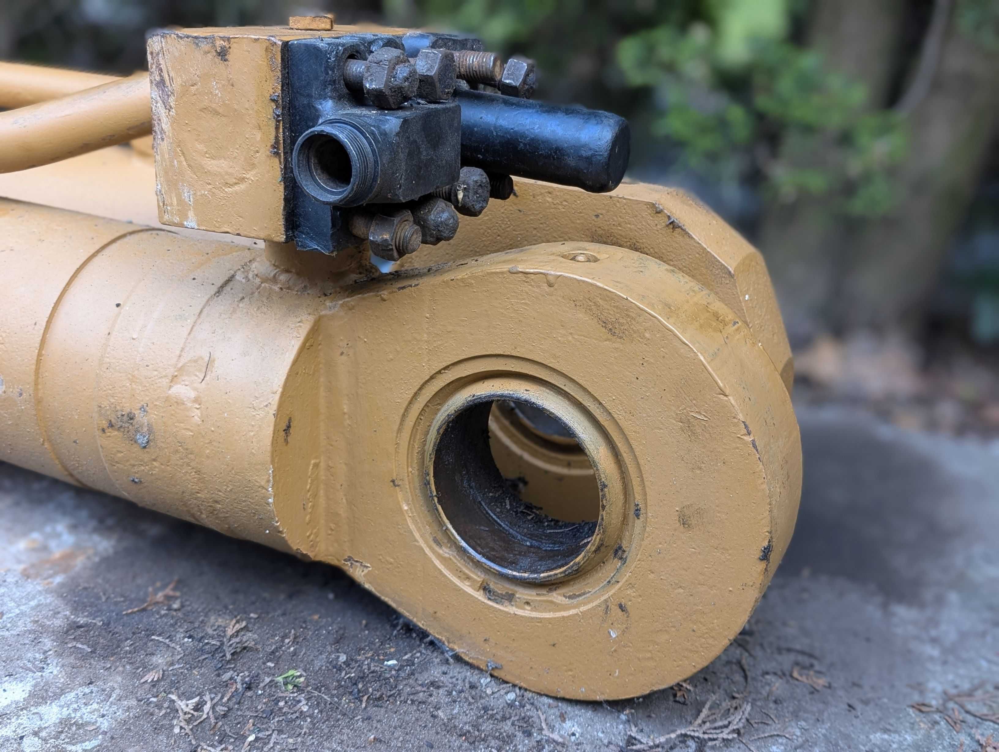 Siłownik hydrauliczny nowy od koparki "Waryński"