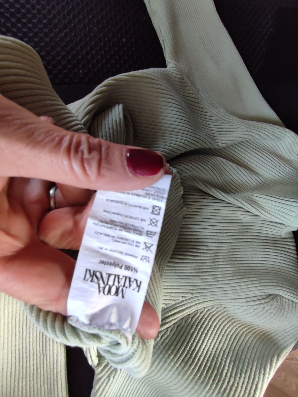 Bluzka damska, długi rękaw, ozdobny dekolt V firmy Moda Katalinski,