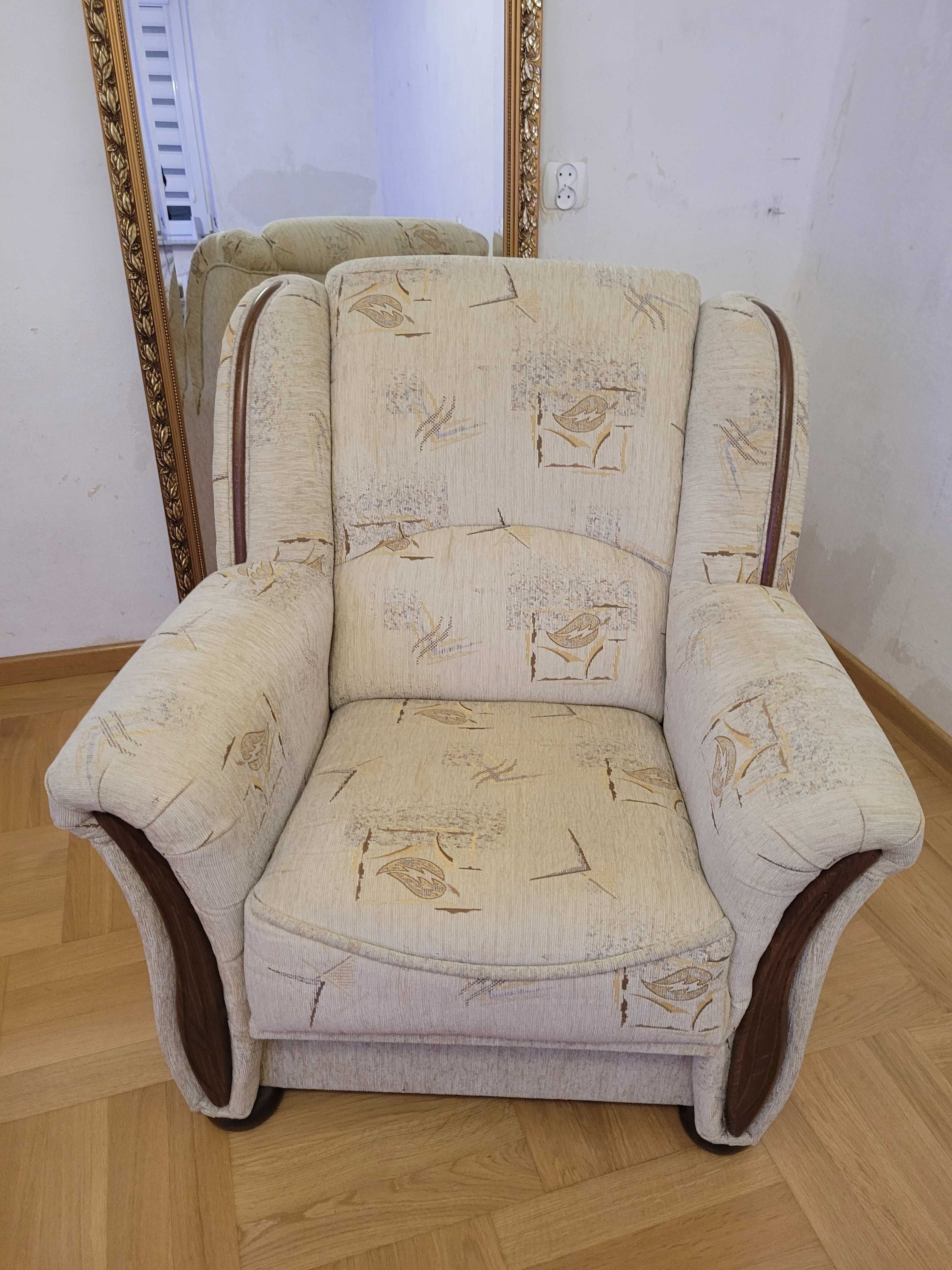 Fotel tapicerowany z drewnem
