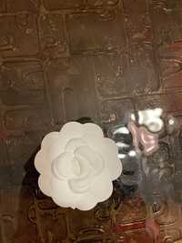 Chanel Camelia kwiat biala aksamit na ozdobe