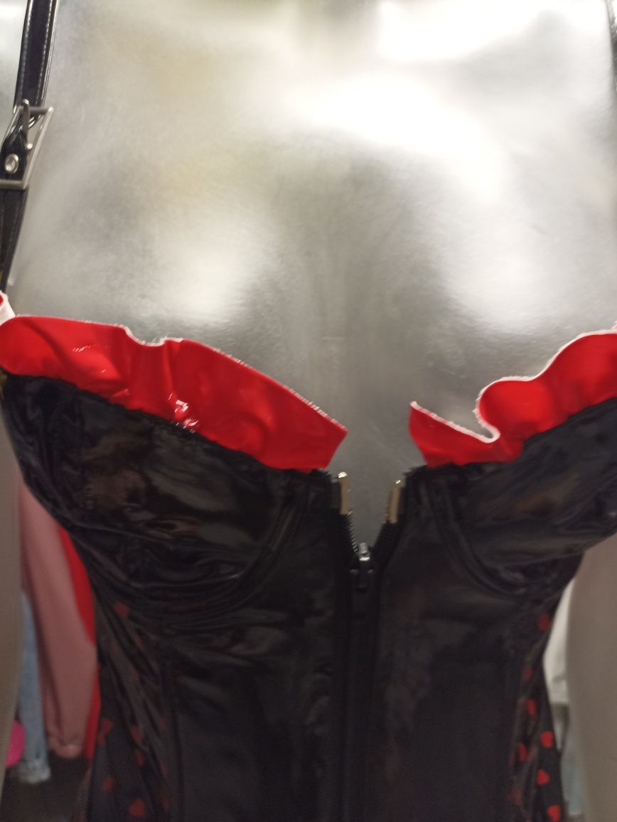 Hitowa sukienka latexowa.