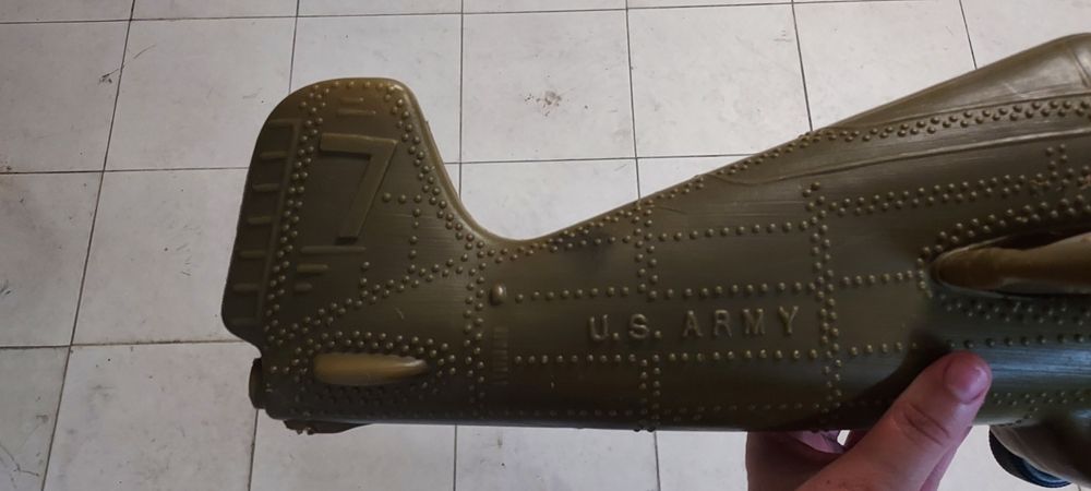 Avião militar plástico