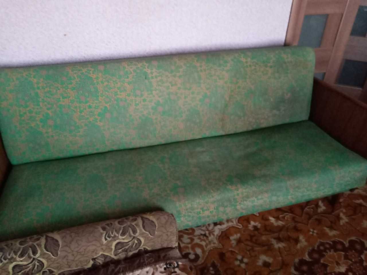Диван (каркас дерев'яний) б/в. Безкоштовно. Самовивіз