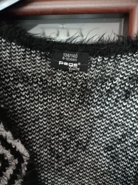 Zestaw dwóch swetrów: szary zapinany, blezer sweter czarny we wzory