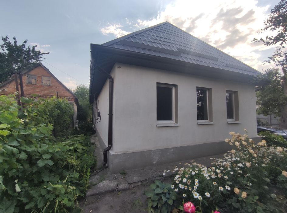 Продам гарний будинок в центрі Підгородного