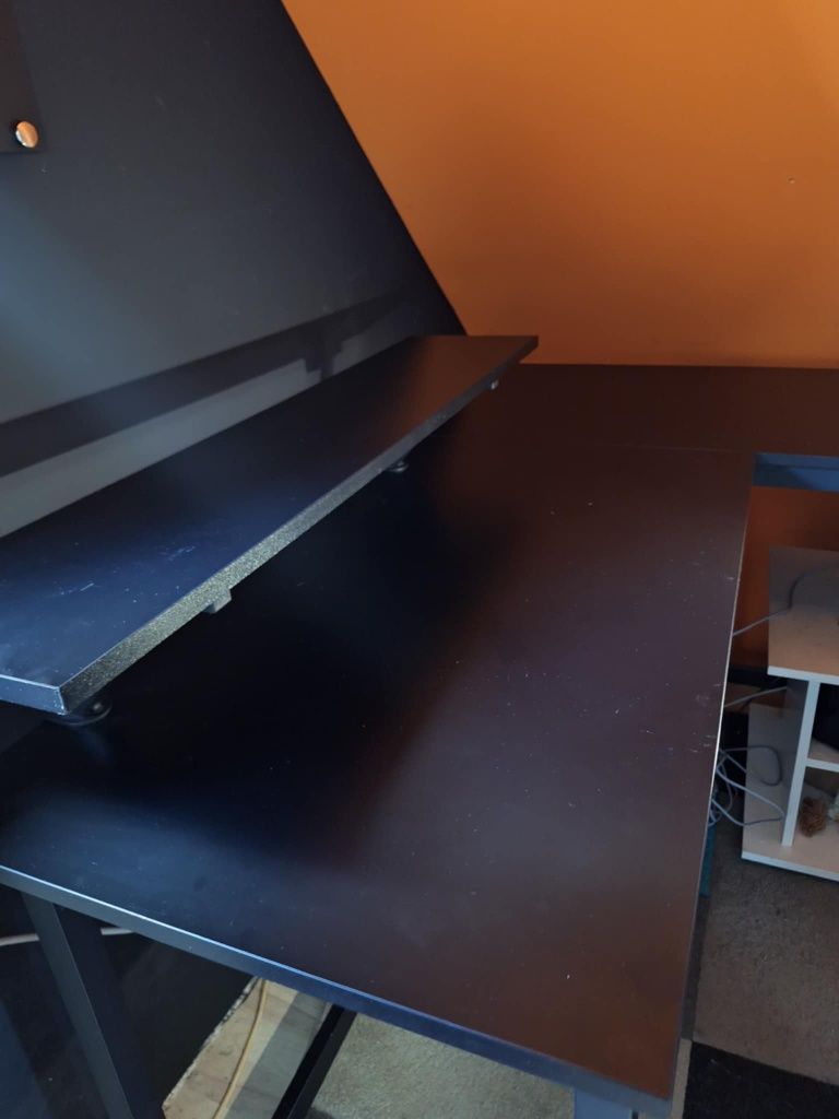Narożne biurko komputerowe L z nadstawką na monitor