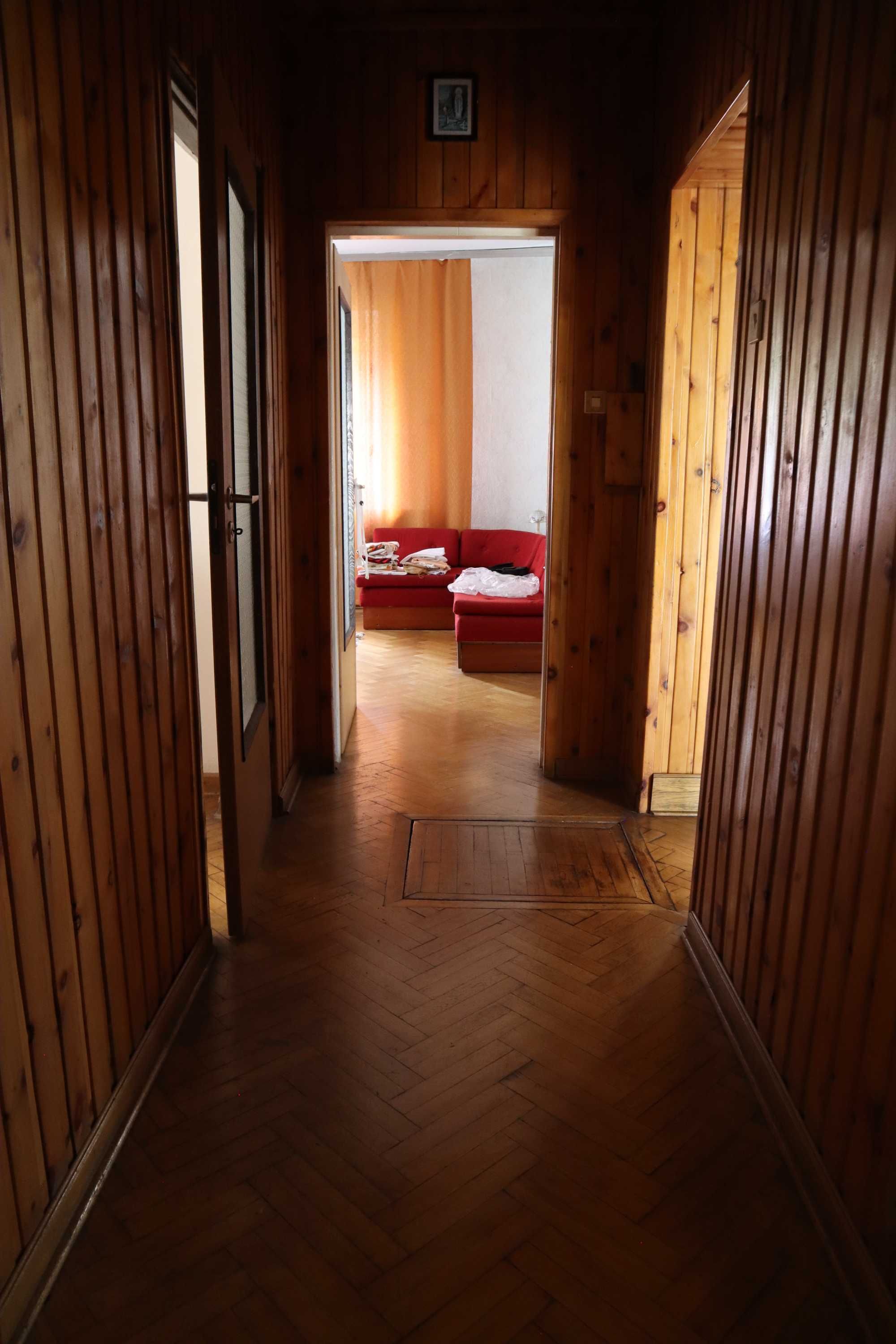 Nieruchomość z domem i 4 garażami na działce o powierzchni 1246 m2