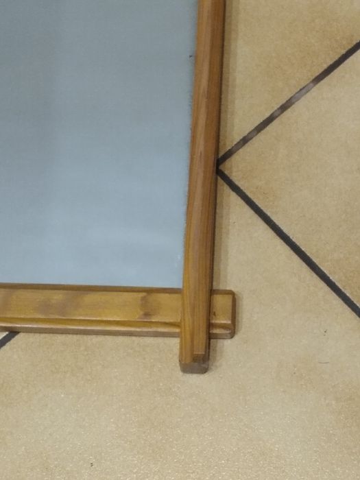 Lustro w drewnianej ramie