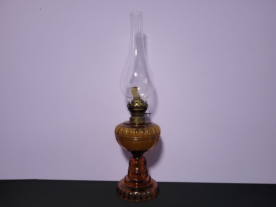 Przepiękna szklana wysoka lampa naftowa