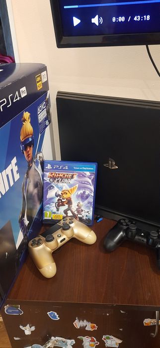 Playstation 4 pro +2 геймпади +диск + підставка з зарядкою