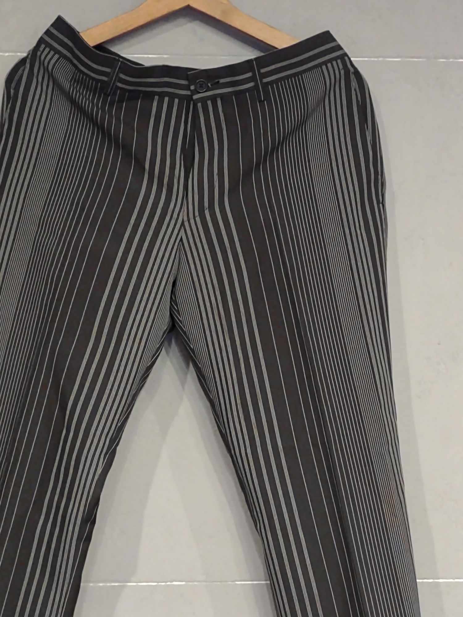 Męskie spodnie w paski Bonprix
