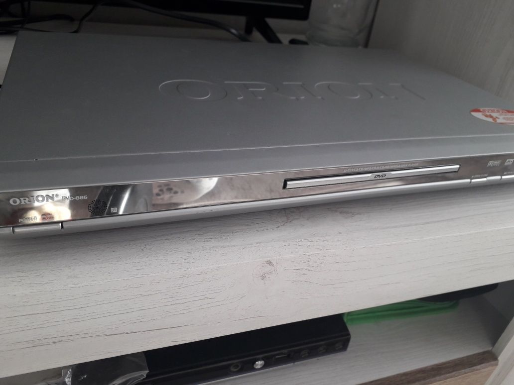 DVD плеєр Orion срібного кольору