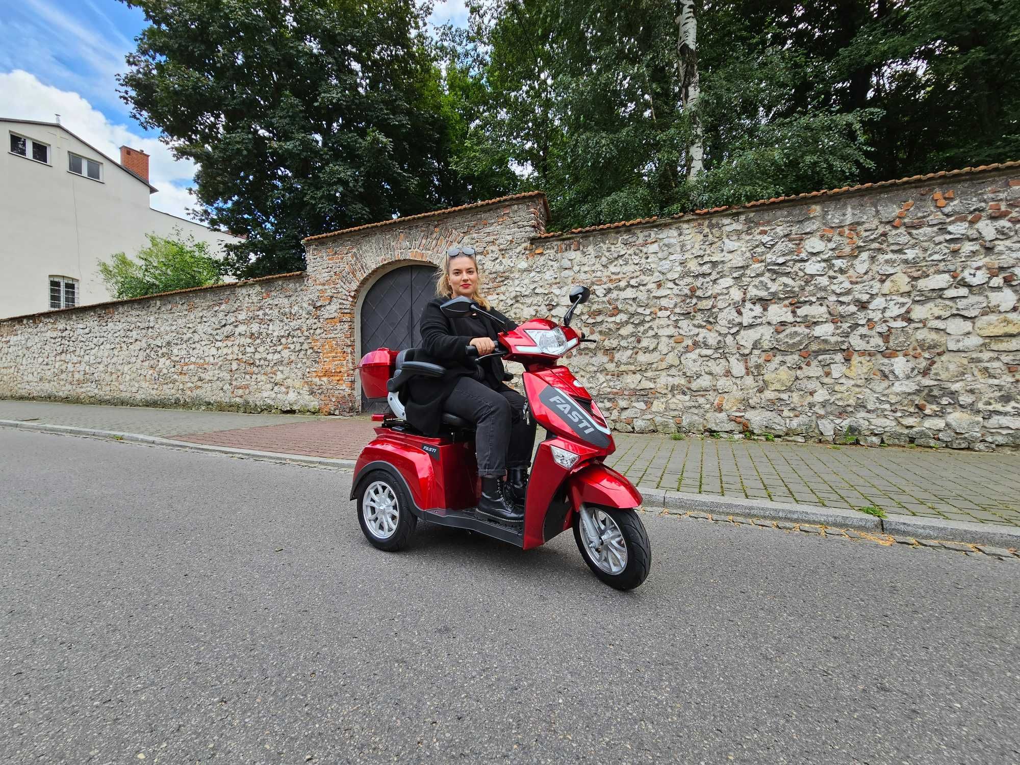 ELECTRORIDE: Skuter trójkołowy FASTI 3 z osłoną na manetki