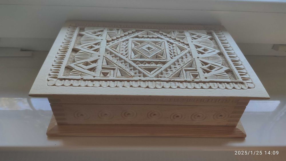 Шкатулки дерев'яні з різьбою