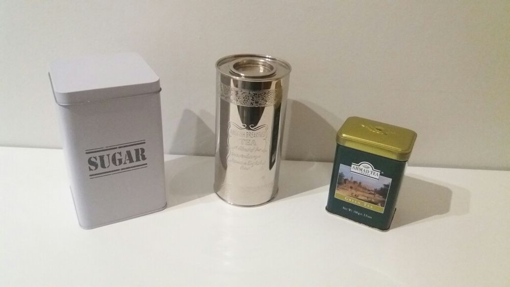 Conjunto de três latas
