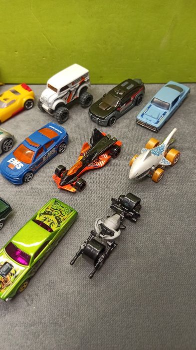 Zestaw 22 pojazdów i samolot od hot wheels samochodziki resoraki