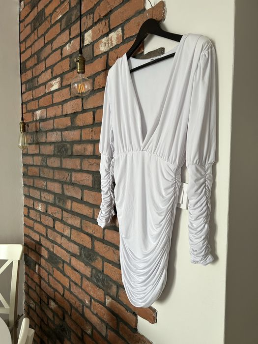 Biała dopasowana sukienka Public Desire