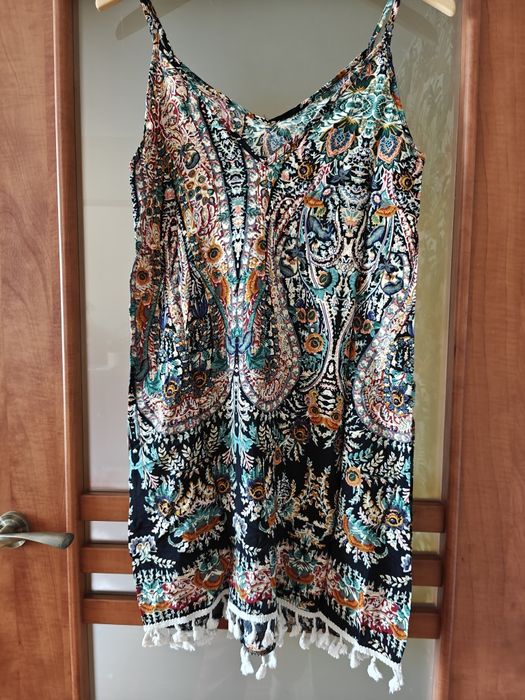 Zwiewna i zmysłowa – sukienka z frędzelkami na lato