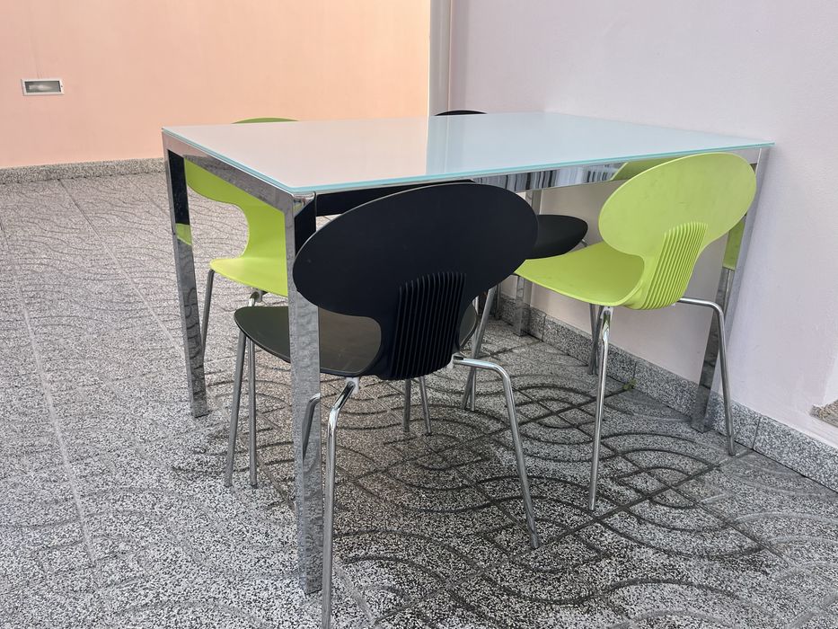 Mesa de refeição + 4 Cadeiras