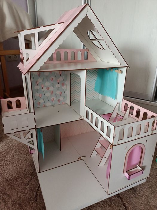 Ляльковий будинок з меблями
