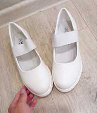 туфлі лакові нові для дівчинки Білі на перше причастя 33 34 розмір
