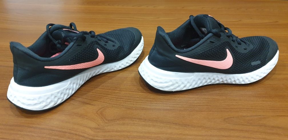 Sprzedam buty damskie dziewczęce Nike Revolution r36,5 23,5cm