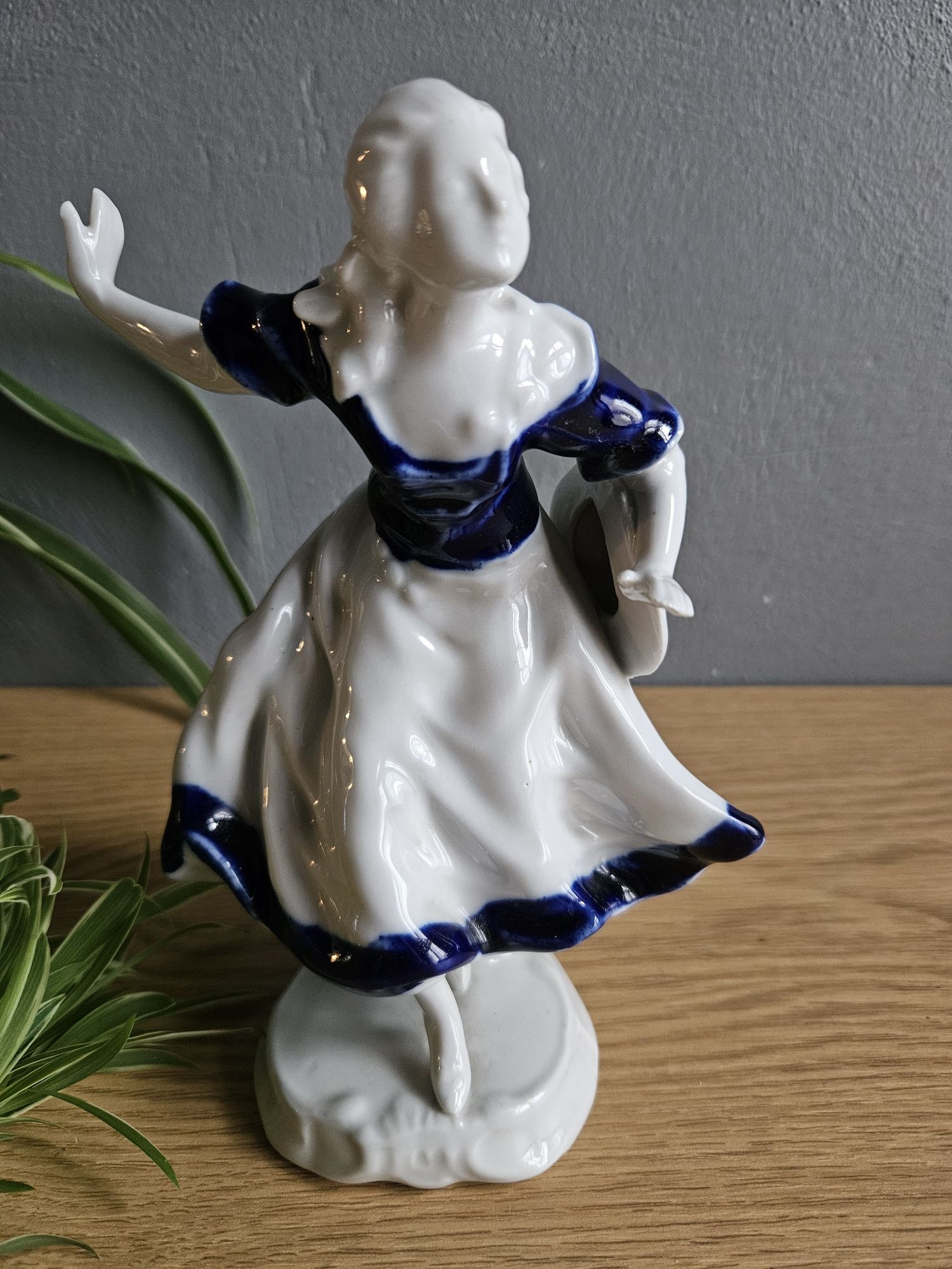 Porcelanowa figurka dama z kapeluszem tancerka Dikolenko