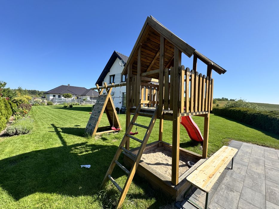 Plac zabaw , domek z piaskownicą i huśtawkami