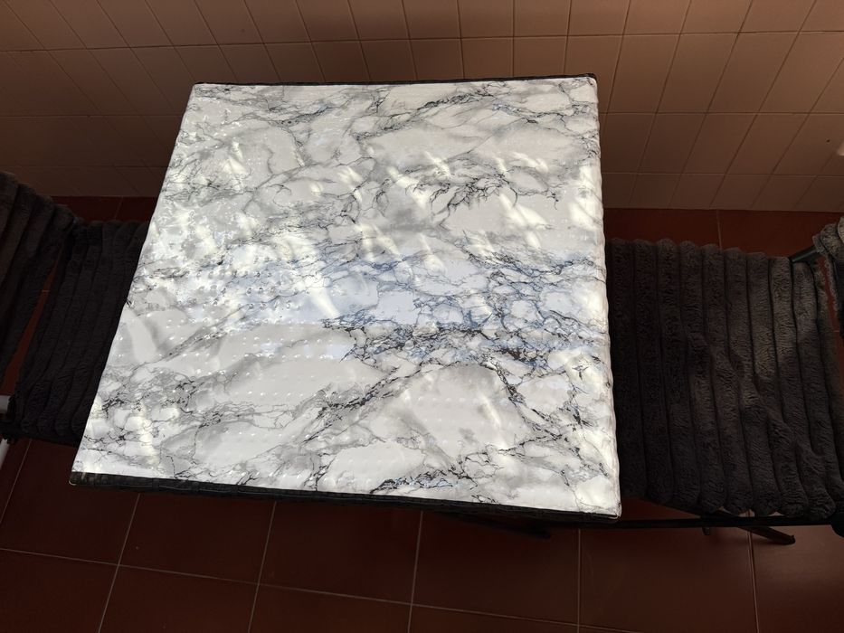 Mesa com duas cadeiras